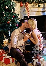 couple-kiss-cmas-crop